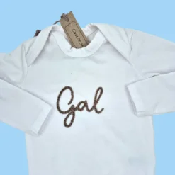 Bel bombažen otroški bodi z dolgimi rokavi in ročno izvezenim imenom