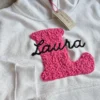 Personaliziran otroški pulover s kapuco - velika inicialka in ime