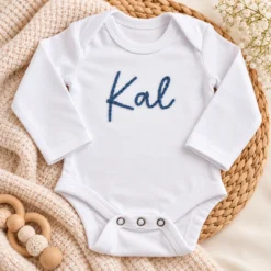 personalizirano darilo za dojenčka bel bodi z imenom