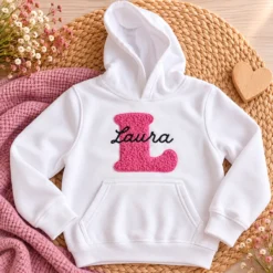 Bel pulover s kapuco in veliko inicialko z imenom v roza