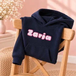 Temno moder pulover s kapuco z roza imenom