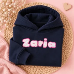 Temno moder pulover s kapuco z roza imenom