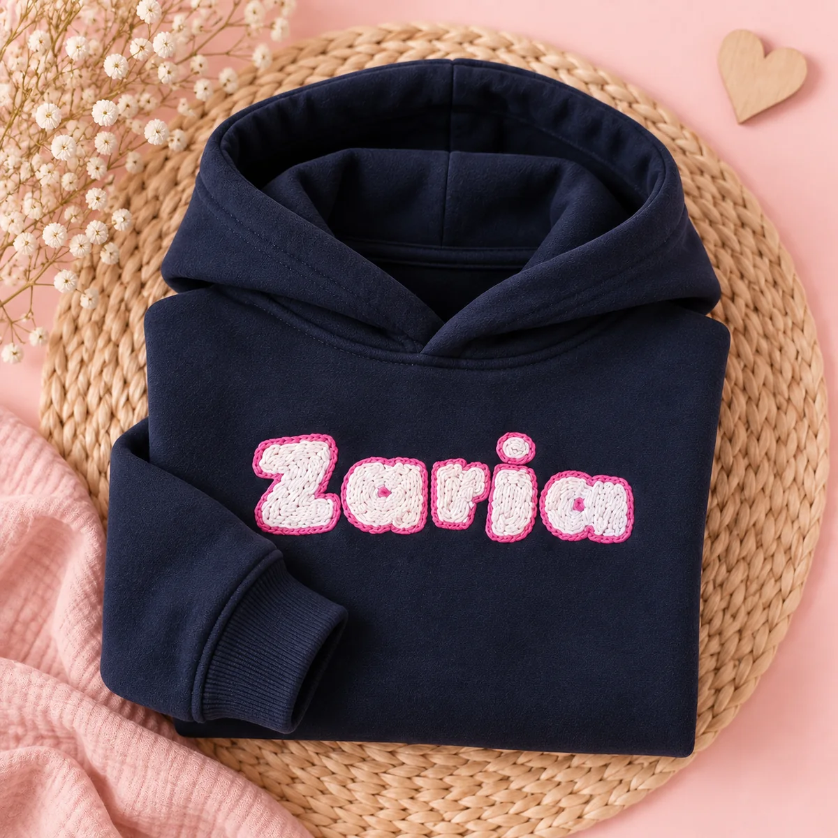 Temno moder pulover s kapuco z roza imenom