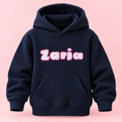 Temno moder pulover s kapuco z roza imenom