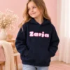 Temno moder pulover s kapuco z roza imenom