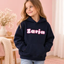 Temno moder pulover s kapuco z roza imenom