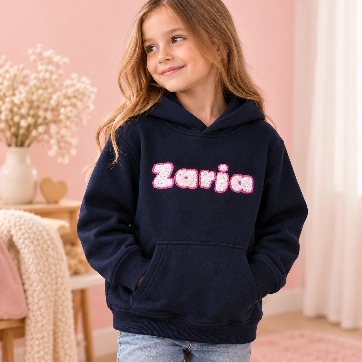 Temno moder pulover s kapuco z roza imenom