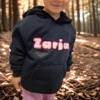 Personaliziran temno moder pulover s kapuco