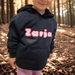 Personaliziran temno moder pulover s kapuco