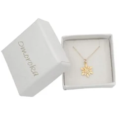 Zlata verižica z obeskom snežinka v škatlici