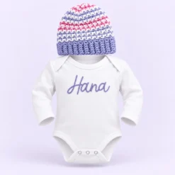 Bombažni personaliziran darilni set za dojenčka z bodijem in kapico
