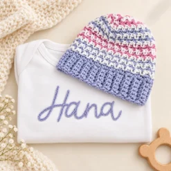 Bombažni personaliziran darilni set za dojenčka z bodijem in kapico