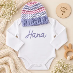 Bombažni personaliziran darilni set za dojenčka z bodijem in kapicoBombažni personaliziran darilni set za dojenčka z bodijem in kapico
