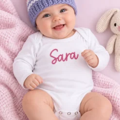 Bombažni personaliziran darilni set za dojenčka z bodijem in kapico