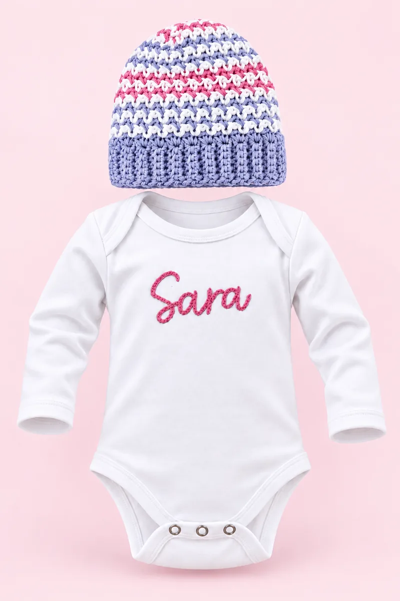Bombažni personaliziran darilni set za dojenčka z bodijem in kapico