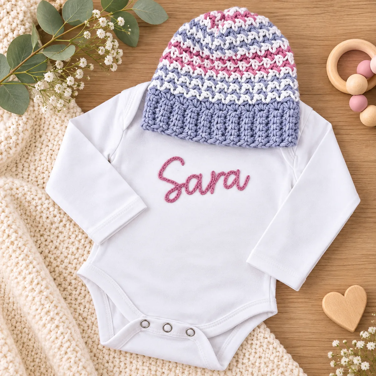 Bombažni personaliziran darilni set za dojenčka z bodijem in kapico