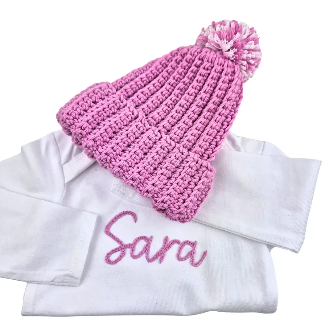 Bodi z imenom in kapa s cofom