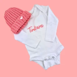 darilni kompletek za dojenčka kapa in bodi